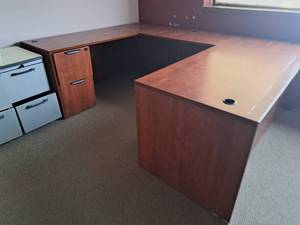 lot 218 image: 96 Wood U-Shaped Office Desk with Keys