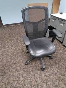 lot 249 image: Rolling Office Arm Chair