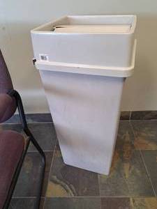 lot 261 image: Plastic Office Garbage Can with flip lid
