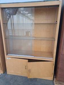 lot 213 image: 84 Lighted Display Case with Lock and Key