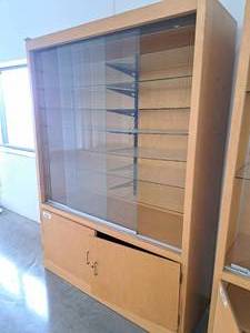 lot 214 image: 84 Lighted Display Case with Lock and Key