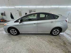 lot 4 image: 2013 Toyota Pryus Two