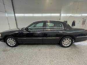 lot 15V image: 2011 Lincoln Town Car Signature Limited
