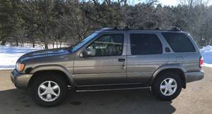 lot 4 image: 2001 Nissan Pathfinder LE 4x4