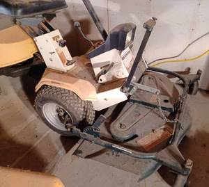 lot 2 image: Bolens Articulator with Black Mower Deck, Model No. 281707, Serial No. 0142-01 8908291