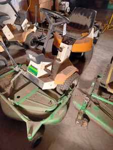 lot 3 image: Bolens Articulator with Green Mower Deck, Model No. 253707, Serial No. 0141-02 85090411, Missing Square Cover over Engine