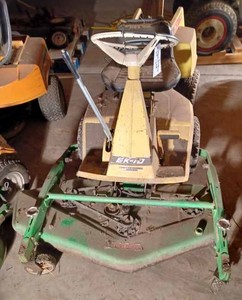 lot 4 image: Bolens EK-10 Articulator with Green Mower Deck, Model No. TRA-10D, Serial No. 4297617, Missing Mower Deck Cover
