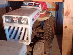 lot 15 image: Bolens 1050 Lawn Tractor, No Mower Deck