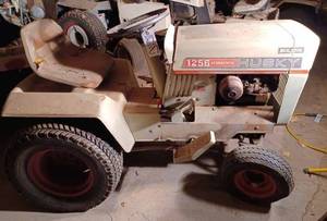 lot 27 image: Bolens 1256 Lawn Tractor, No Mower Deck, Model No. TRA-12D, Serial No. 4986939