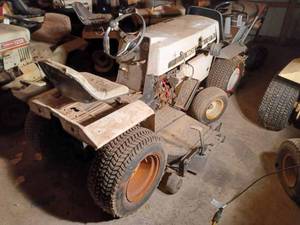 lot 29 image: Bolens QT16 Lawn Tractor with 44-inch Deck, Model No. B48M-SA018, Serial No. F803522991
