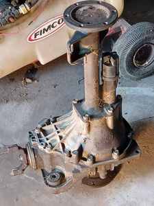 lot 35 image: Front Differential from a GMT 400 Chevy Suburban - Pinion Gear is Bad - Item for Repair or Scrap