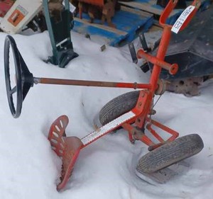 lot 137 image: Vintage Wheel Equipped Sulky for Early Manuafactured Walk-Behind Lawn Tractors