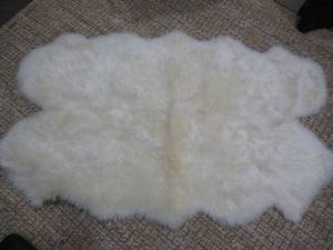 lot 56 image: Windward Genuine Sheepskin Quad Rug