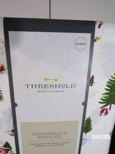 lot 25 image: Brand New - Threshold 400 Thread Count Performance Cotton Sheet Set (Holiday Print) - QUEEN