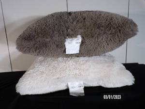 lot 72 image: Lot of 2 Decorative Pillows by Threshold 14 X 24