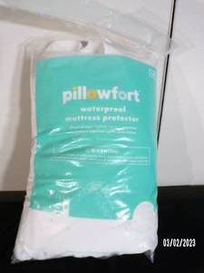 lot 102 image: Mattress Protector Cover - Pillowfort - Full