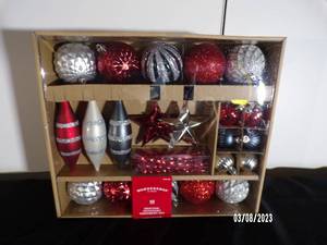 lot 109 image: Wondershop Shatterproof 40 Piece Ornament Set