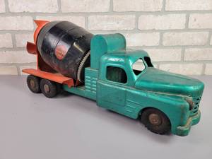 lot 37 image: Vintage STRUCTO Pressed Steel Cement Truck