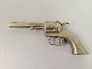 lot 43 image: Vintage Hubley PAL Diecast Cap Gun