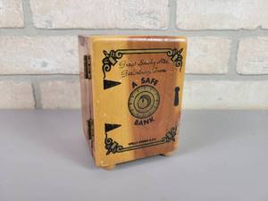 lot 63 image: Vintage Souvenir Wood Safe Coin Bank - Great Smokey Mountains Gatlinburg, TN