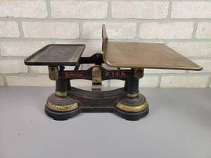 lot 65 image: Antique Cast Iron 14# Balance Scale w Copper Plate
