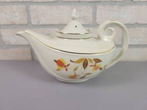 lot 68 image: Vintage HALLS Autumn Leaf Aladdins Lamp w Lid and Tea Infuser
