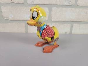lot 66 image: Vintage Tin Litho Line Mar Wind-Up Toy Ducky - WORKS - SEE VIDEO