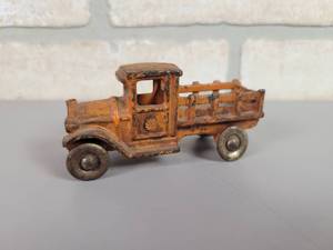 lot 77 image: Antique Ford Cast Iron Stake Bed Truck