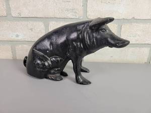 lot 75 image: Cast Iron Piggy Bank