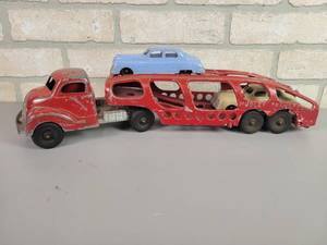 lot 95 image: HUBLEY TRANSPORT - Cast Aluminum Transport Semi Truck w (2) Hubley Kiddie Toy Cars