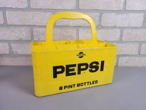 lot 170 image: Vintage PEPSI 8-Pint Soda Bottle Caddy - Plastic