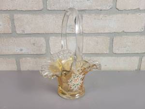 lot 174 image: Beautiful Hand Blown Glass FENTON Basket Vase