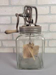 lot 185 image: Antique No. 40 DAZEY Butter Churn - 4-Quart