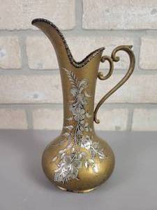lot 193 image: Early 1900s Beautifully Etched Silver Plated Vase - Rockford Silver Plate Co. - Quadruple Plate