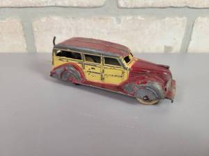 lot 230 image: Vintage Tootsie-Toy Diecast WOODY Station Wagon - No. 1046