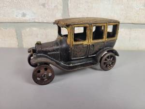 lot 227 image: Antique Cast Iron ARCADE Ford Model T FORDOR SEDAN