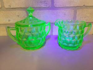 lot 237 image: Vintage Jeannette Cubist Uranium Glass Cram and Sugar Set