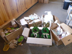 lot 3 image: Large Lot of Easter DcorItems