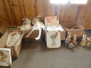 lot 4 image: Large Lot of Easter DcorItems