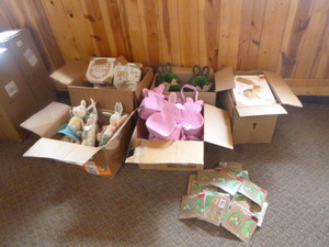 lot 6 image: Large Lot of Easter DcorItems