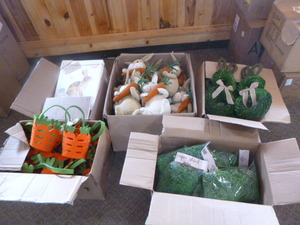 lot 7 image: Large Lot of Easter DcorItems