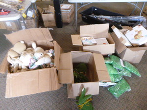 lot 8 image: Large Lot of Easter DcorItems