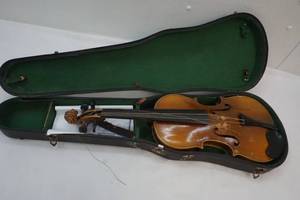 lot 2 image: Vintage Violin