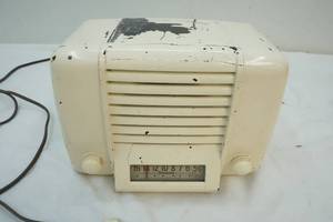 lot 13 image: Vintage Firestone radio
