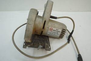 lot 32 image: Black and Decker saw