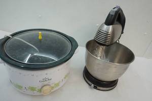 lot 45 image: Rival Crock pot, Hamilton beach mixer