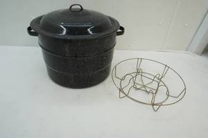 lot 63 image: Enamel Canner