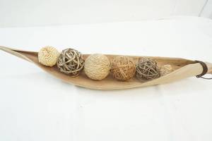 lot 76 image: decor