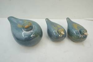 lot 127 image: stoneware Birds