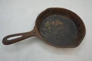 lot 139 image: cast iron skillet